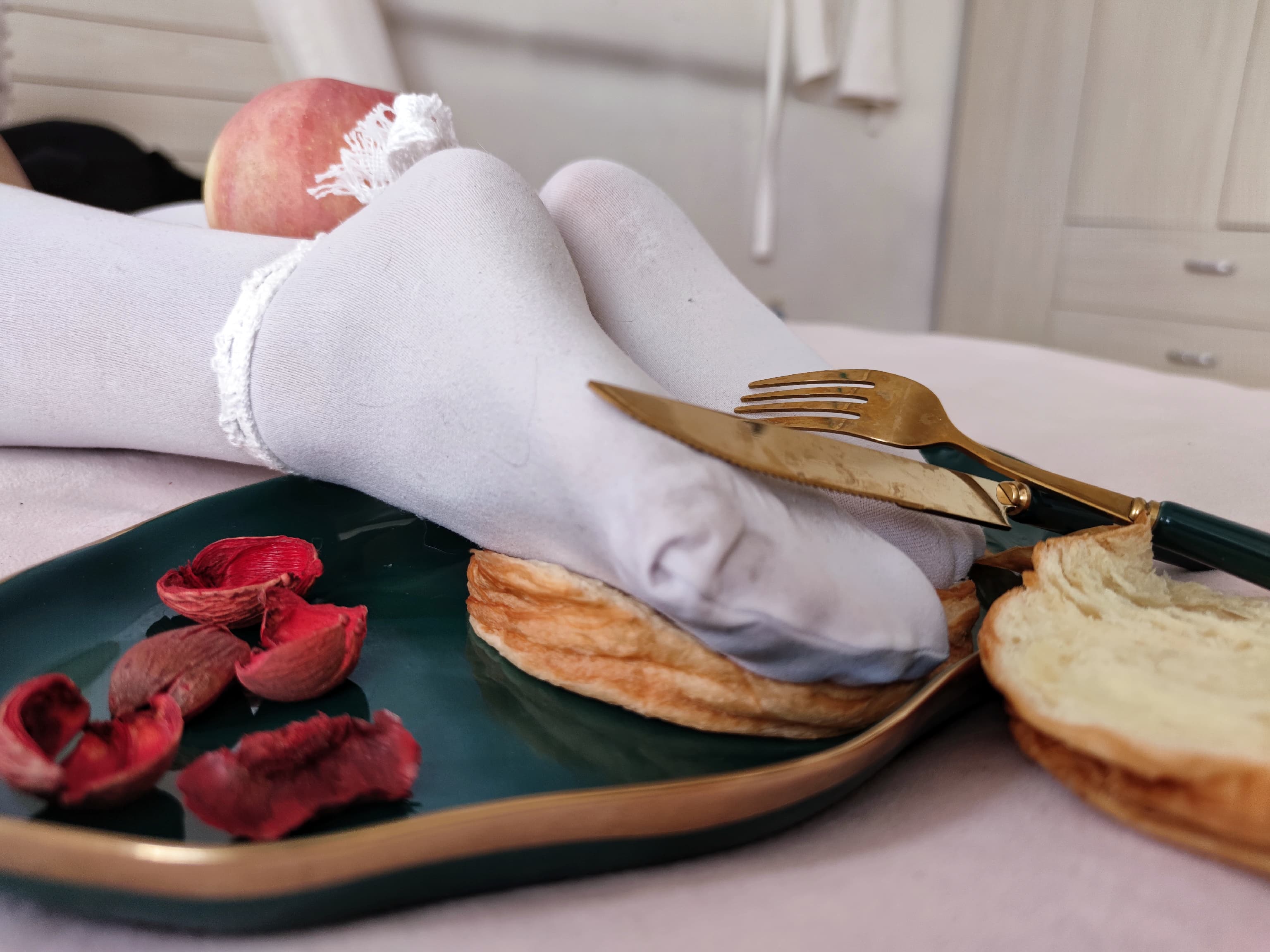 Sheer stockinged foot profile